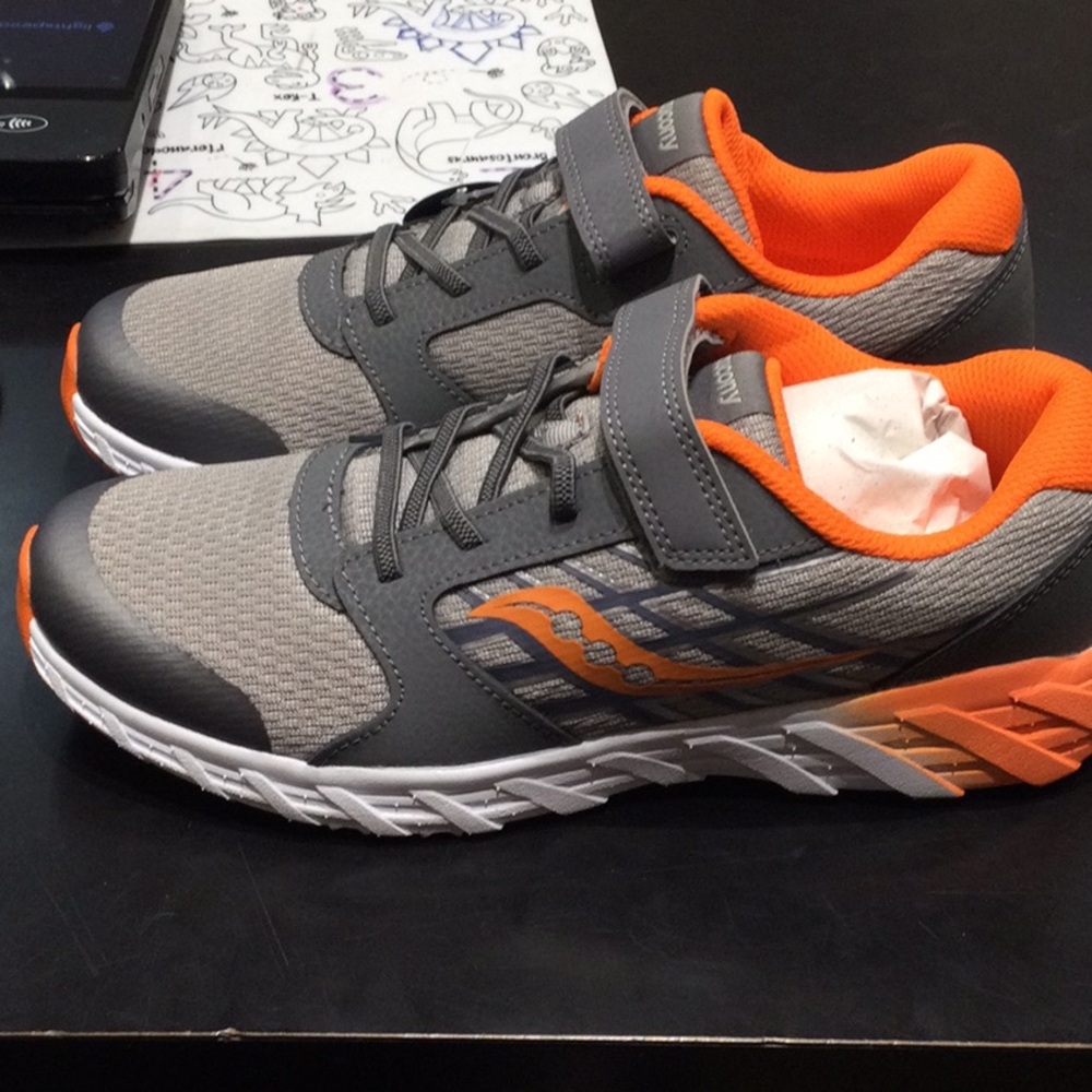 Saucony Wind 2.0 grey and orange size 7 NWT NIB